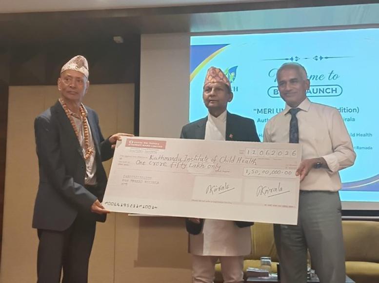 साहित्यकार कोइरालाद्वारा काठमाडौँ बाल अस्पताललाई  आर्थिक सहयोग